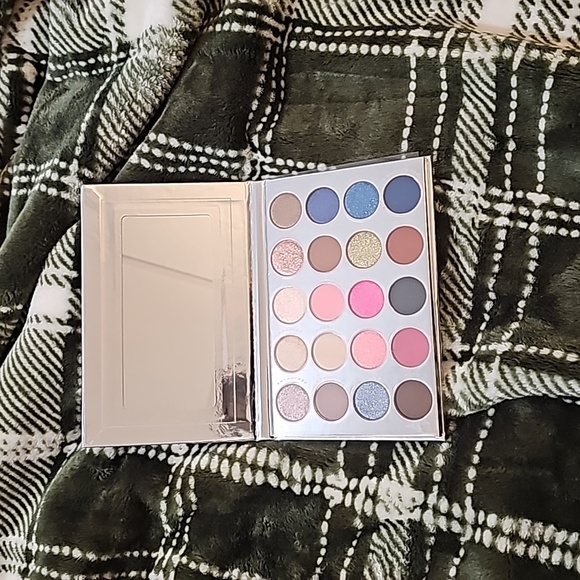 Brand new eyeshadow palette - Picture 3 of 3